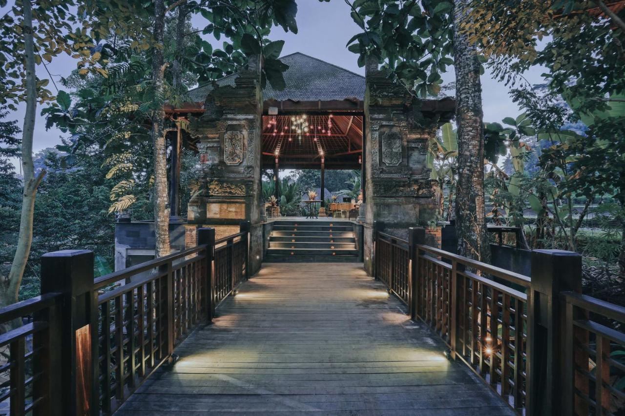 The Sebali Resort Убуд Экстерьер фото The bridge leading to the restaurant