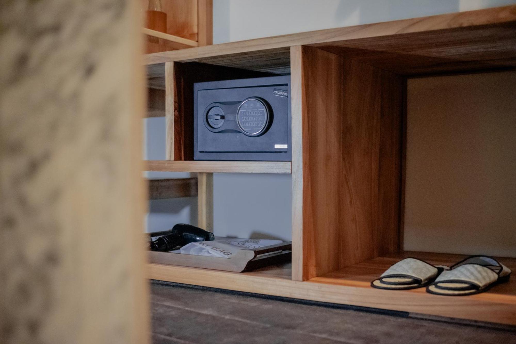 The Sebali Resort Убуд Экстерьер фото A safe in a hotel room